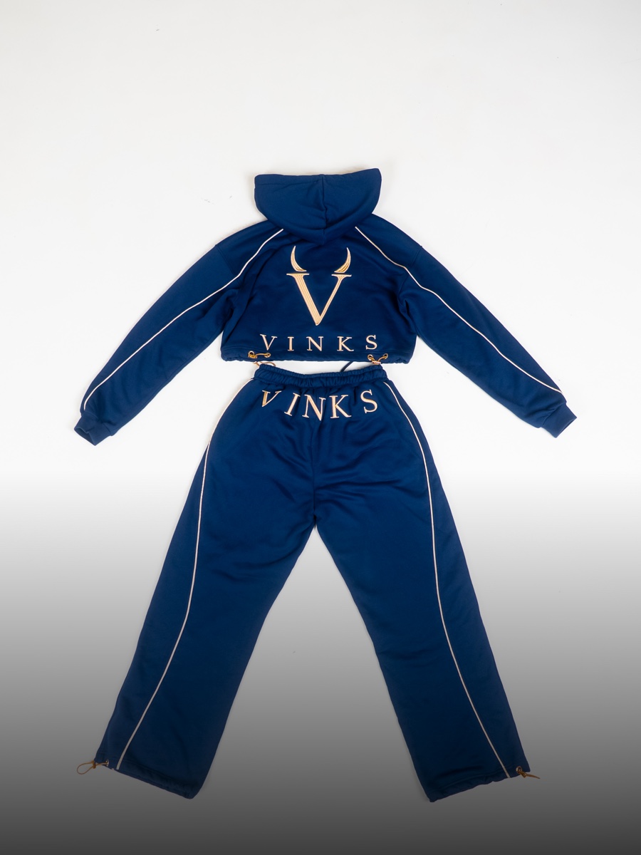 Flat lay del completo VINKS blu navy visto dal retro: felpa crop e pantalone con ricami V e VINKS oro