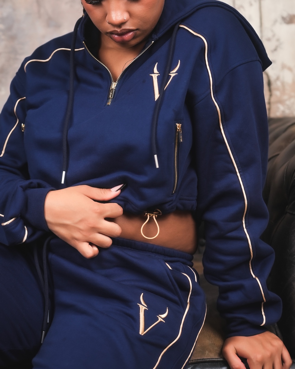 Felpa crop VINKS blu navy con mezza zip, tasche con zip dorate e monogramma V ricamato oro