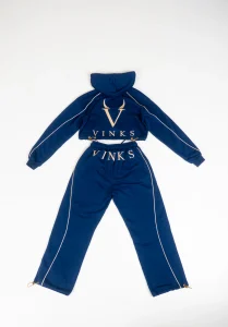 Flat lay del completo VINKS blu navy visto dal retro: felpa crop e pantalone con ricami V e VINKS oro