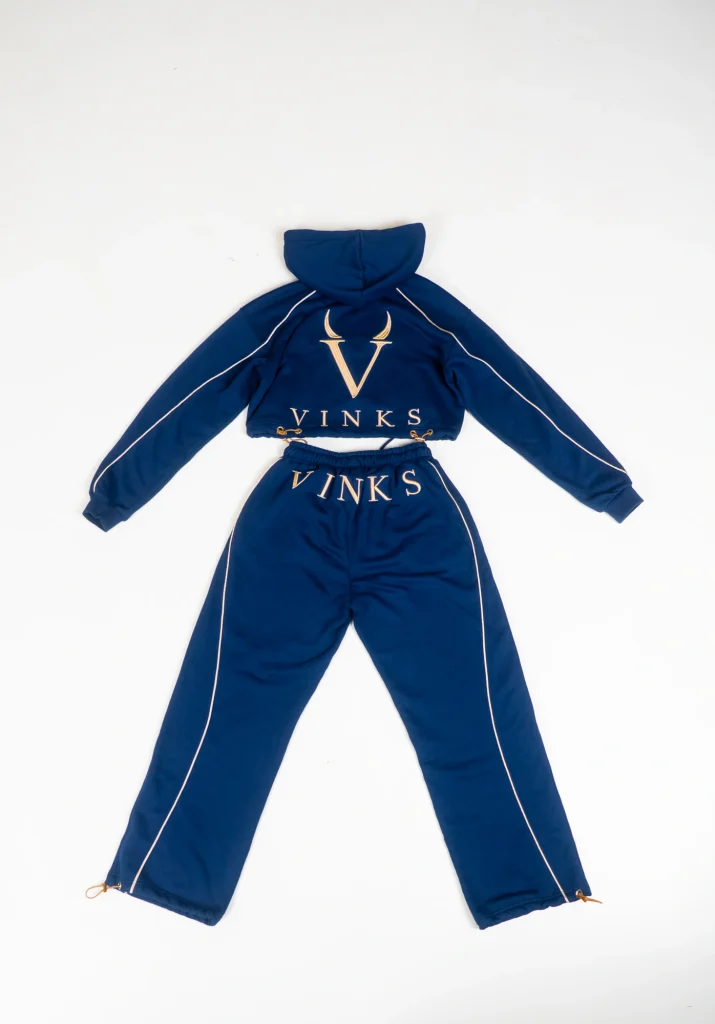Flat lay del completo VINKS blu navy visto dal retro: felpa crop e pantalone con ricami V e VINKS oro
