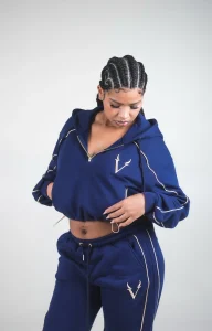 Felpa crop VINKS blu navy con mezza zip dorata e monogramma V ricamato oro, indossata in studio