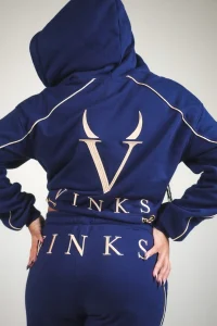 Vista posteriore del completo VINKS blu navy con monogramma V e scritta VINKS ricamati oro su felpa e pantalone